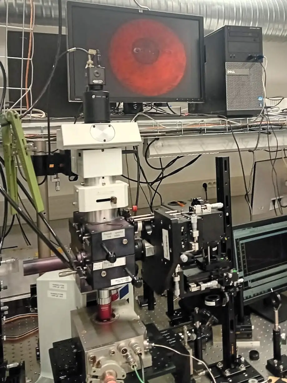 Flat installation of the BETSA&reg; EAV001 vacuum chamber assembly on an optical bench
